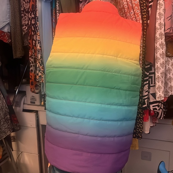 * Damaged NWT Crayola Reversible Rainbow Gradient Puffer Vest - Picture 3 of 8